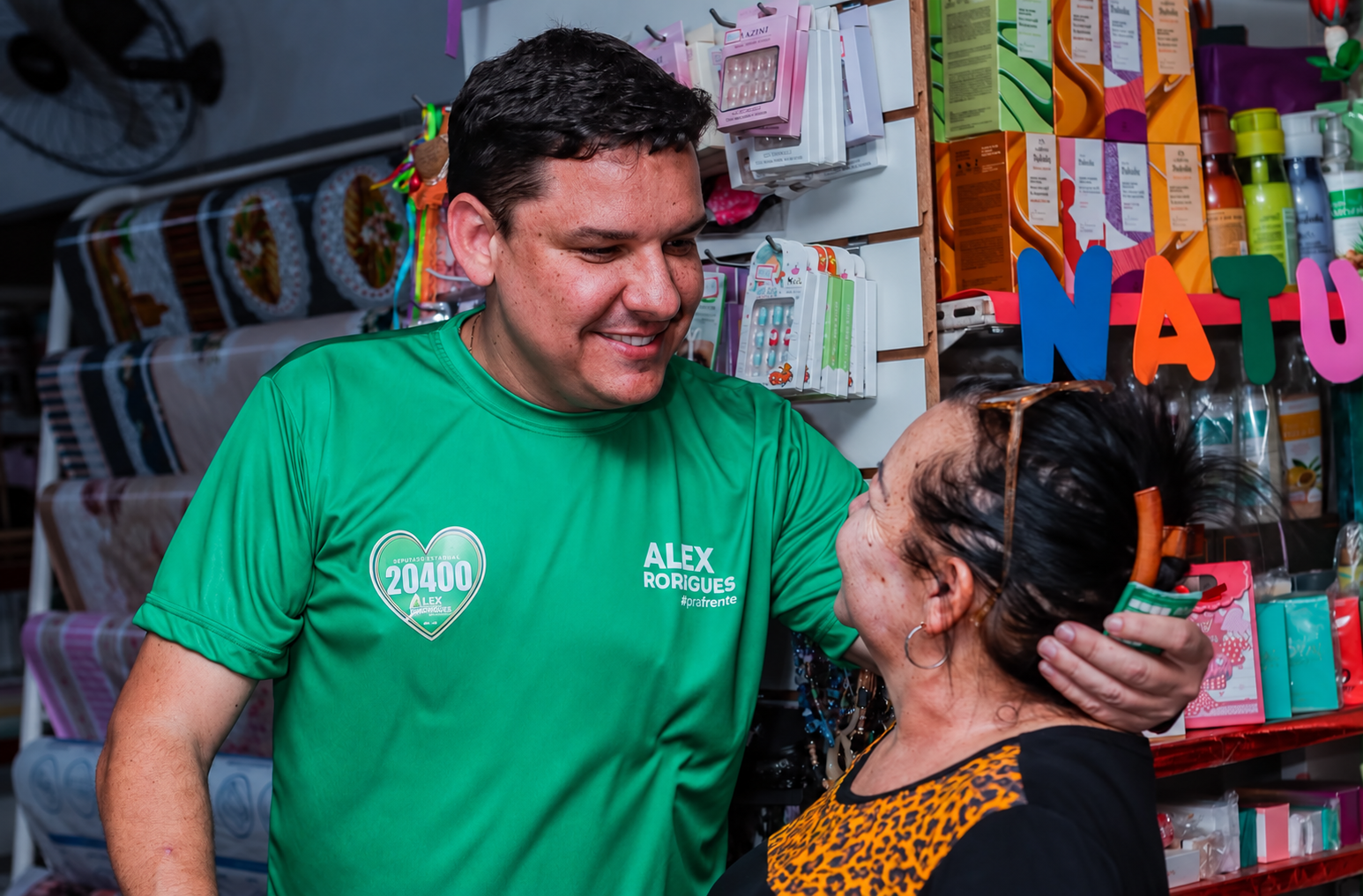 Alex Rodrigues inicia caminhada rumo à Assembleia pelo Tijucal, onde cresceu, e recebe carinho de moradores e comerciantes