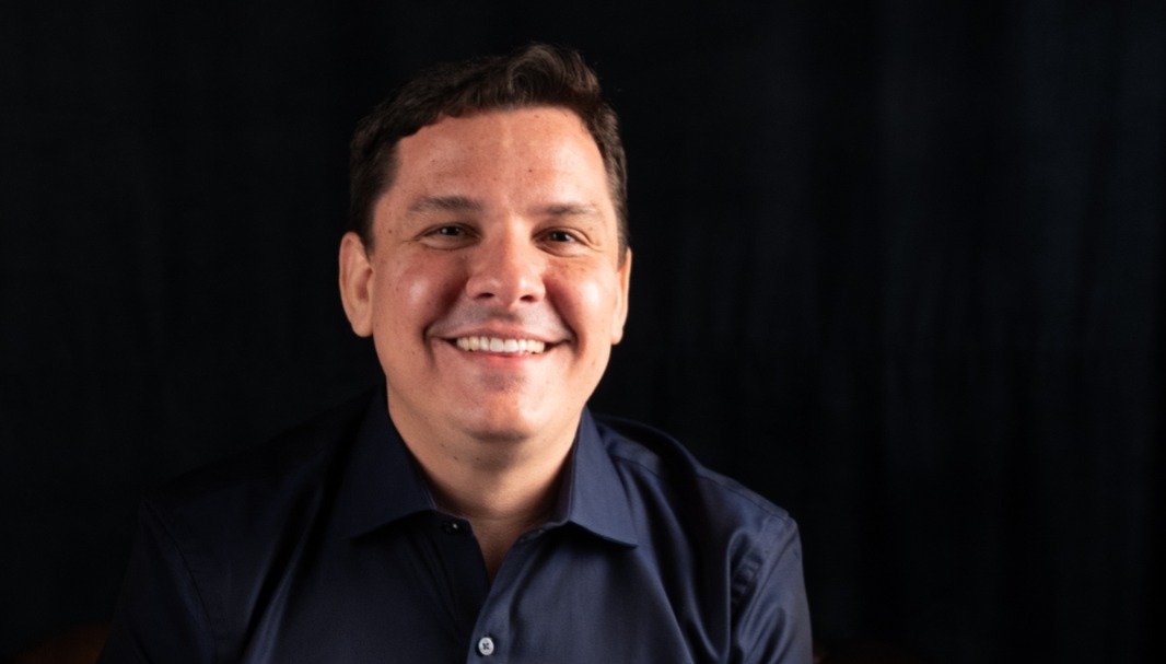 Alex Rodrigues se destaca como um dos candidatos que mais crescem nas pesquisas em Mato Grosso